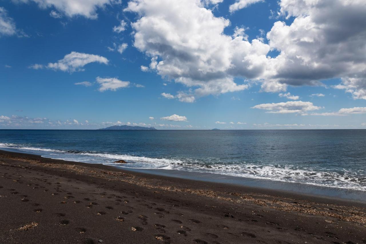 ホテル Perissa Bay エクステリア 写真